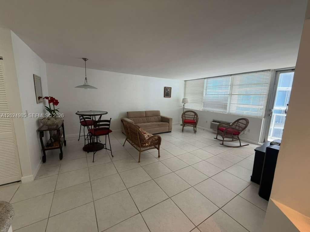 A12024985 — Miami Beach — 6