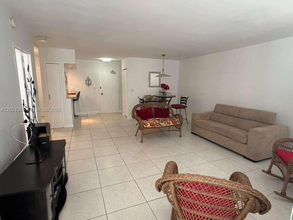 A12024985 — Miami Beach — 4