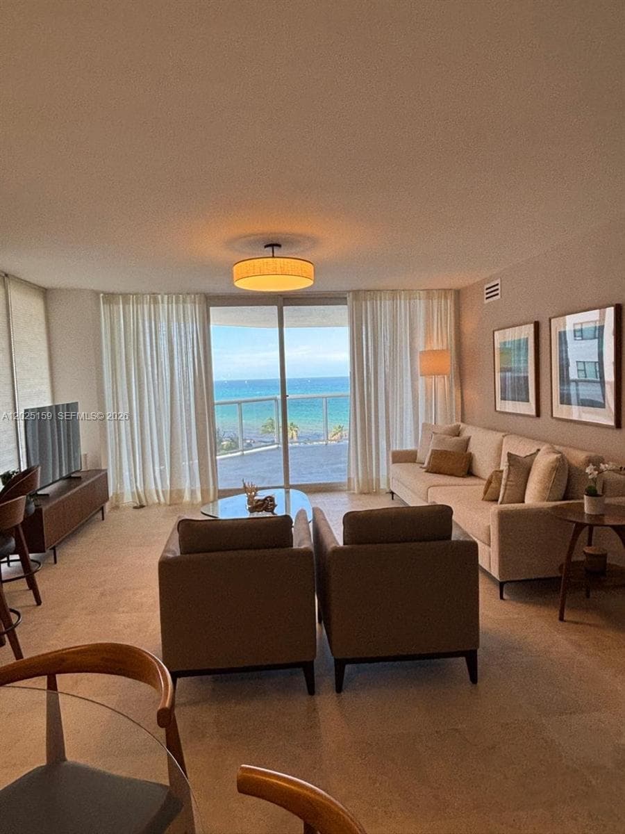 A12025159 — Miami Beach — 2