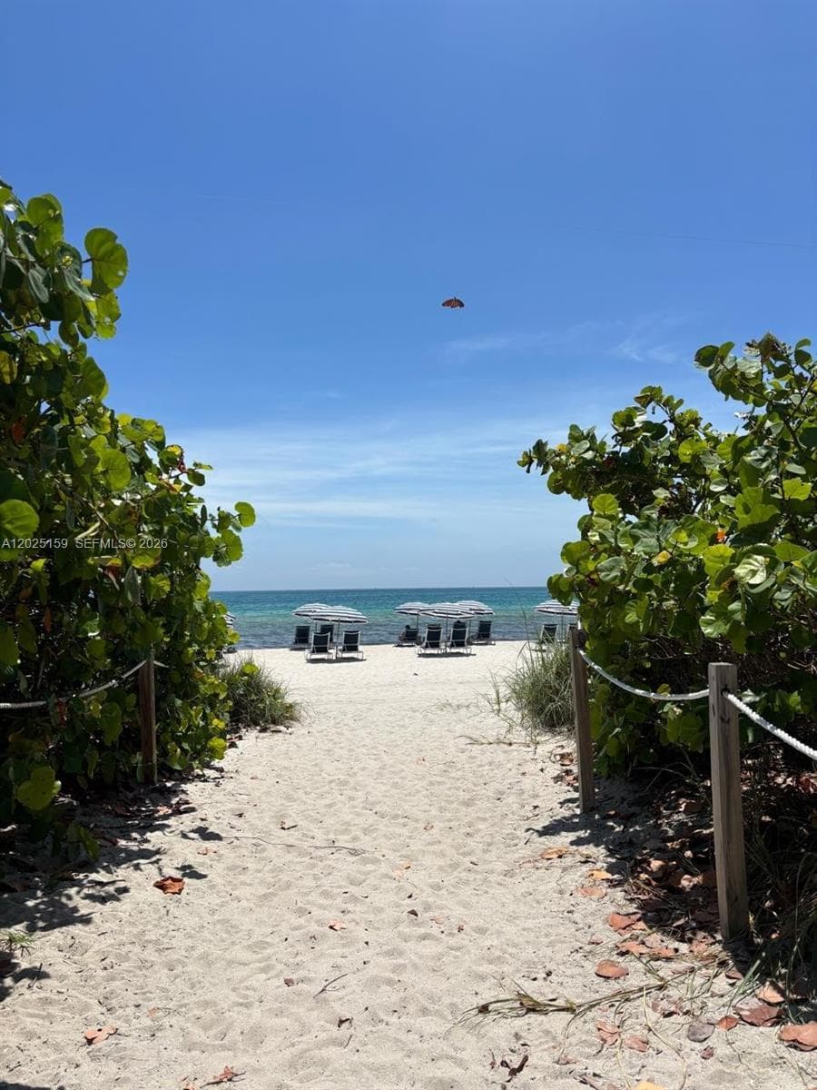 A12025159 — Miami Beach — 16
