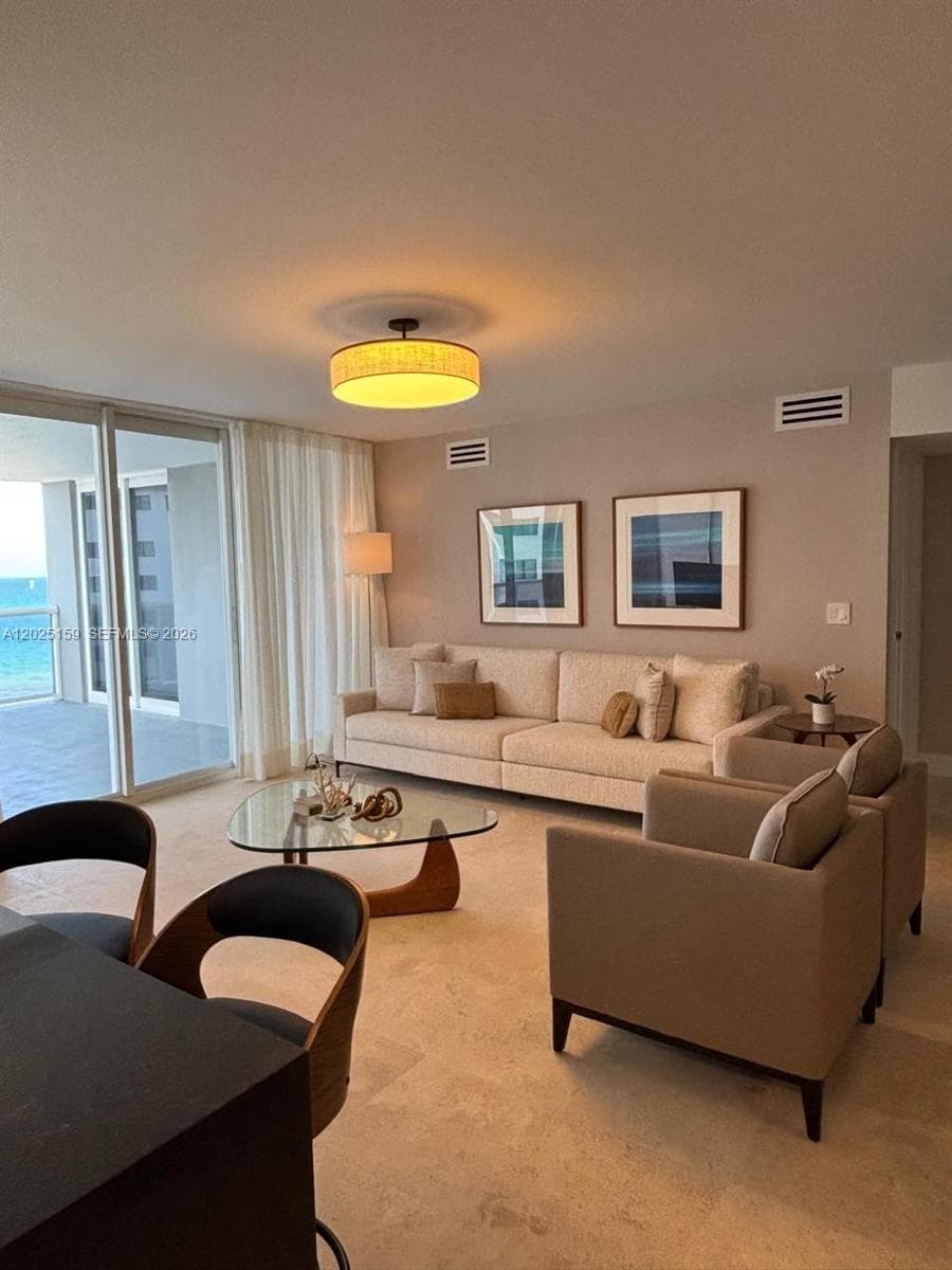 A12025159 — Miami Beach