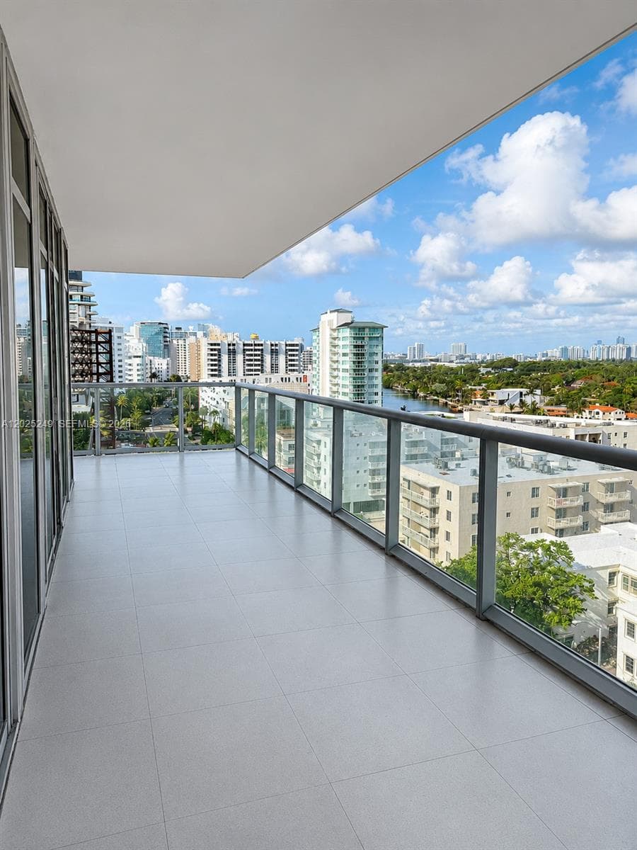 A12025249 — Miami Beach — 2