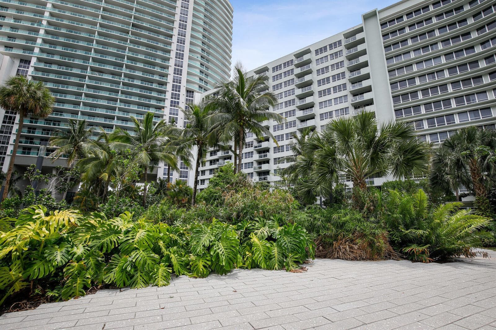 B26032873 — Miami Beach — 38