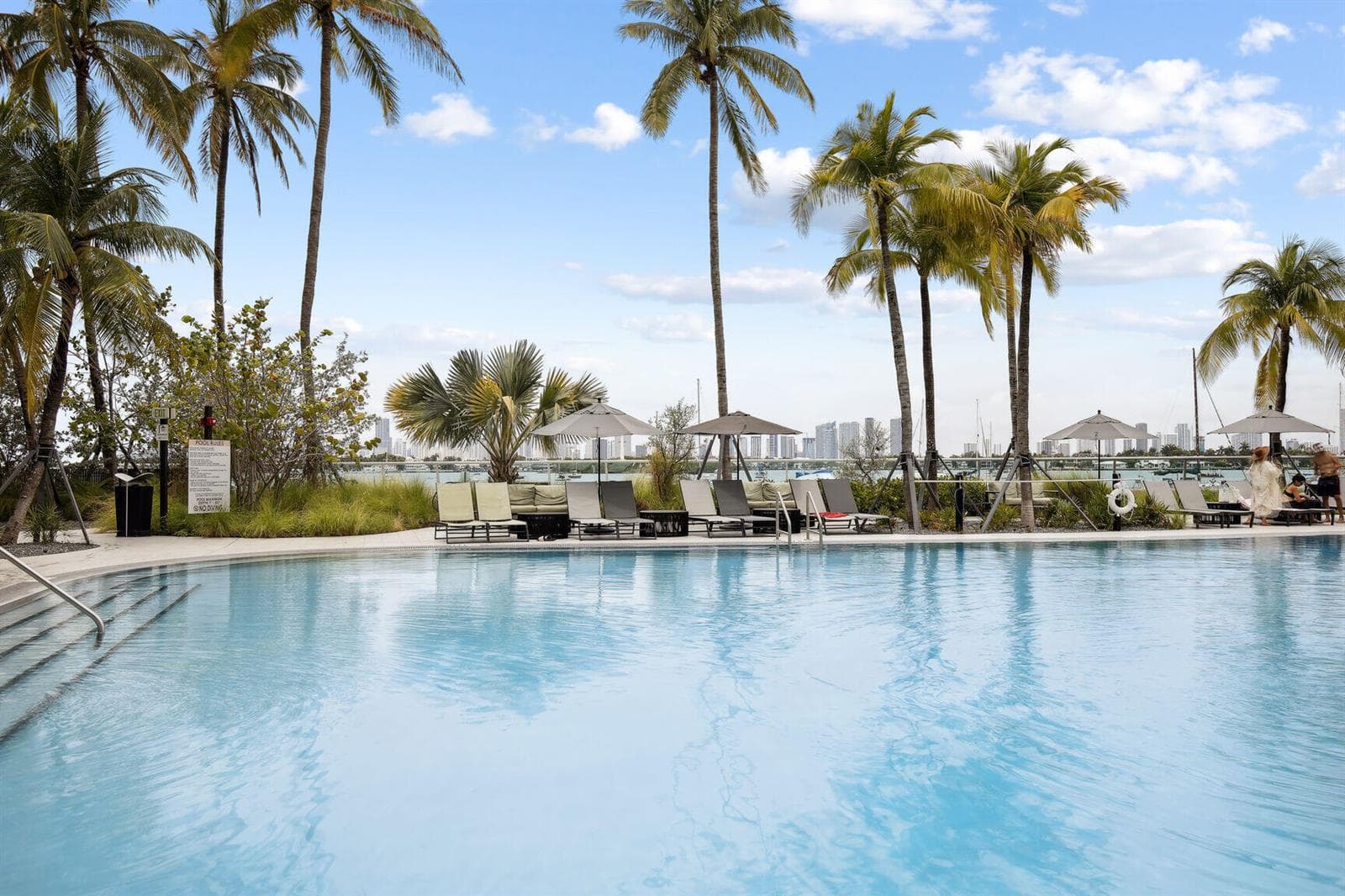B26032873 — Miami Beach — 40