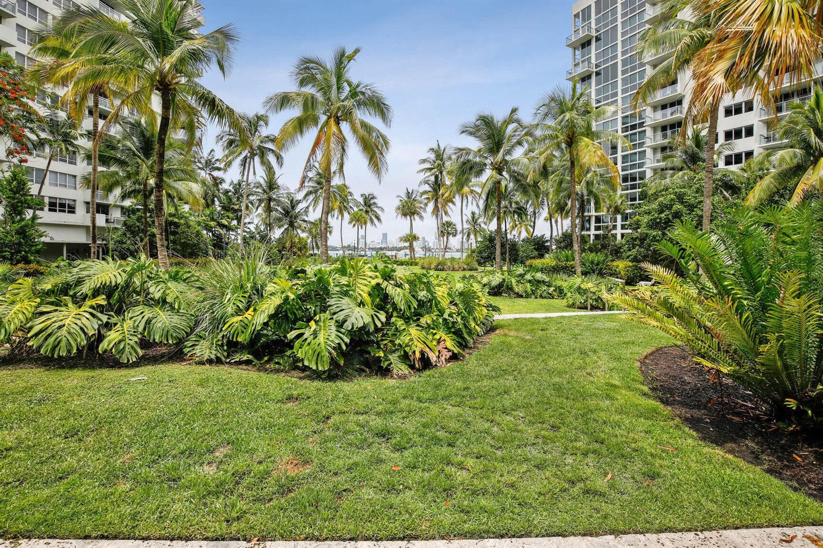 B26032873 — Miami Beach — 39