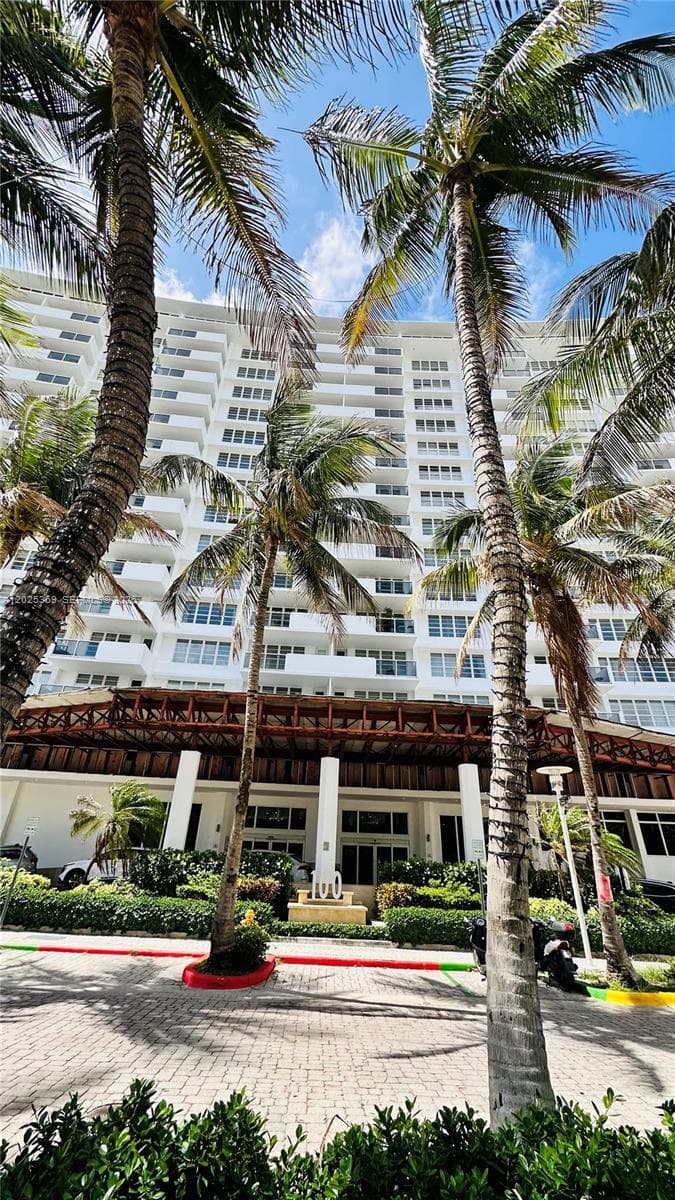 A12025359 — Miami Beach — 22
