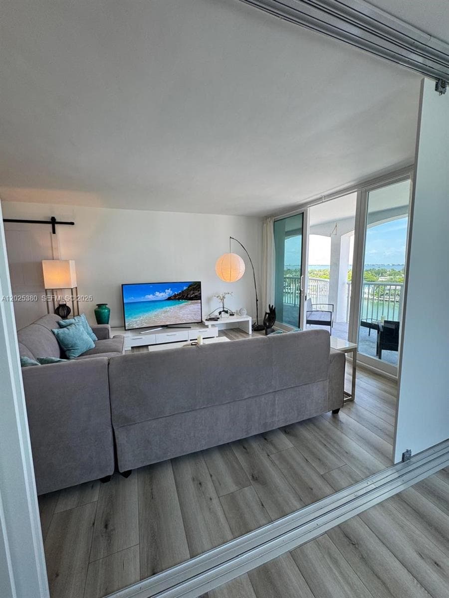 A12025380 — Miami Beach — 14