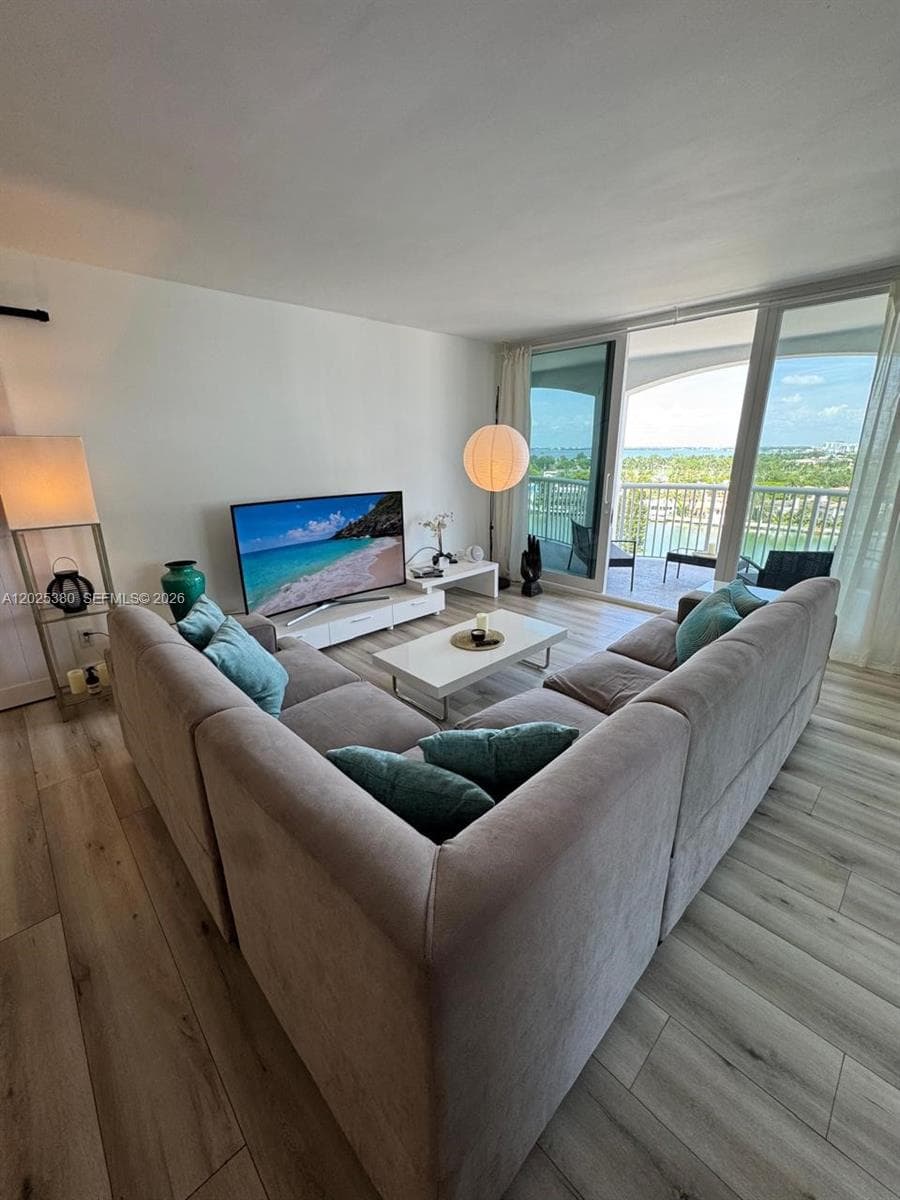 A12025380 — Miami Beach — 15