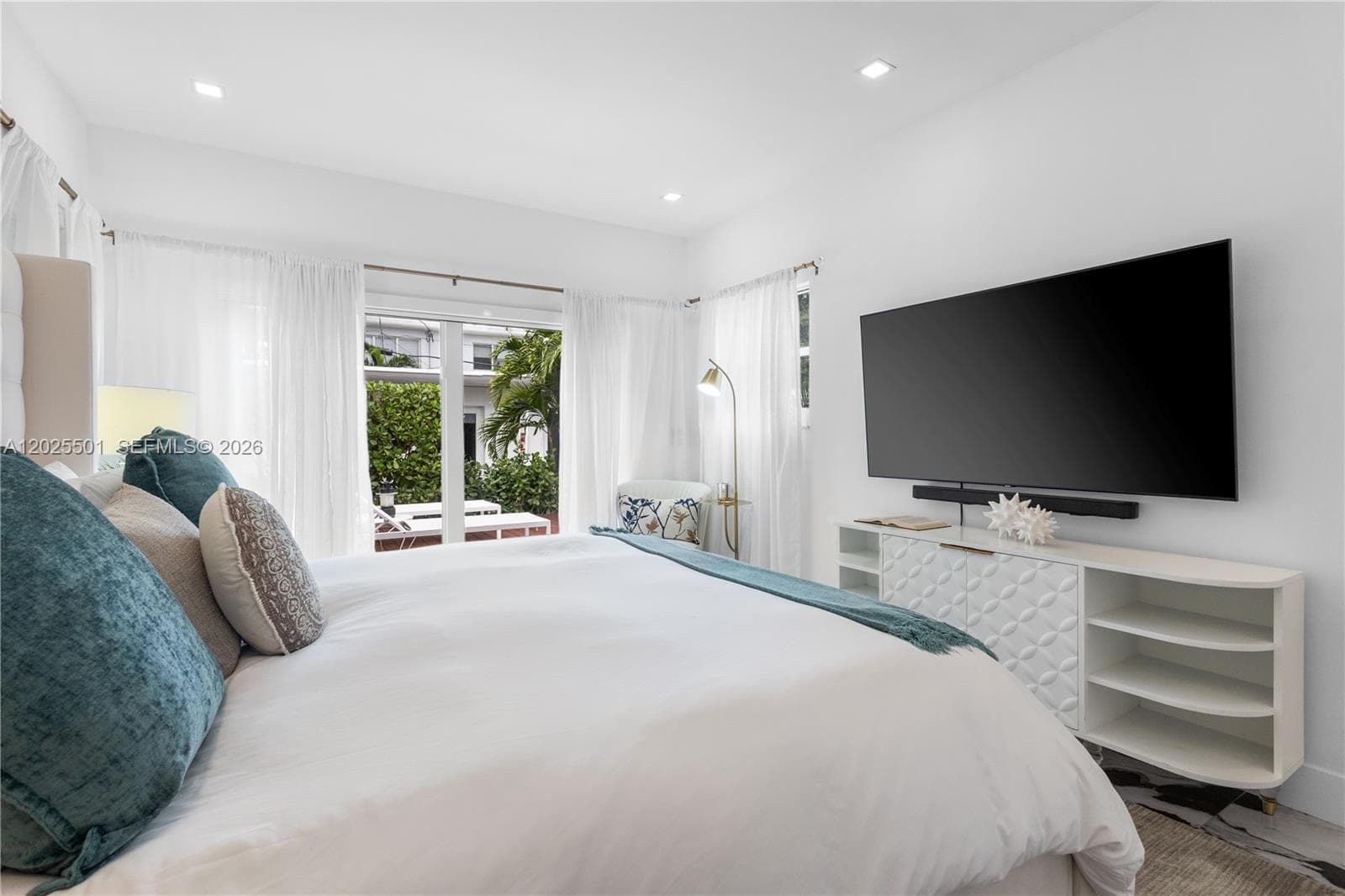 A12025501 — Miami Beach — 19