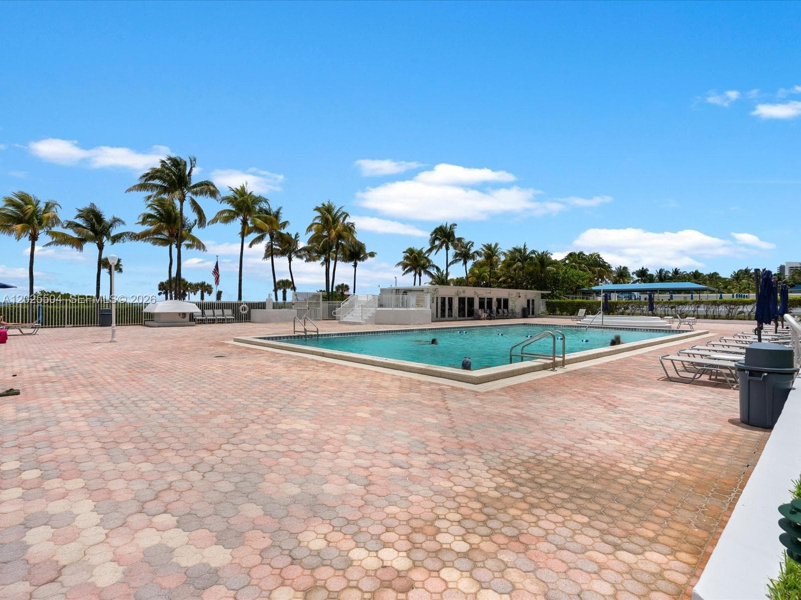 A12025504 — Miami Beach — 33