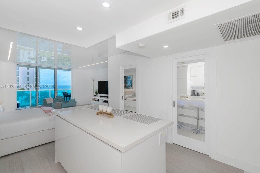 A12025558 — Miami Beach — 2
