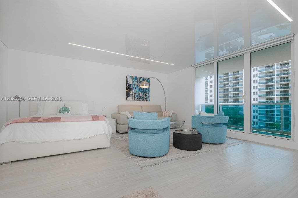 A12025558 — Miami Beach — 6