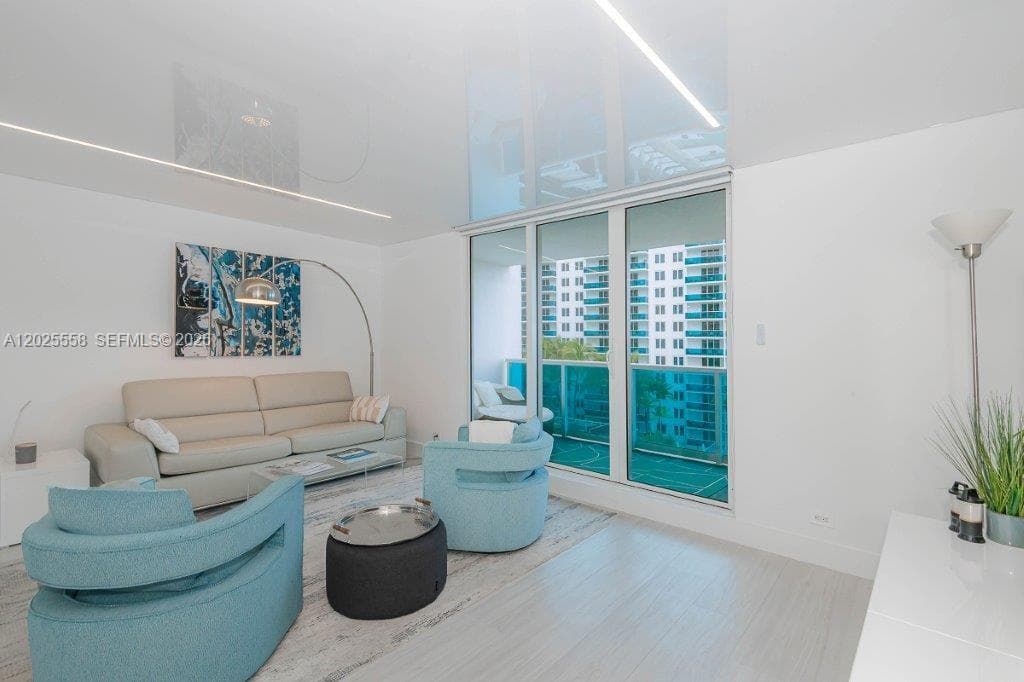 A12025558 — Miami Beach — 7