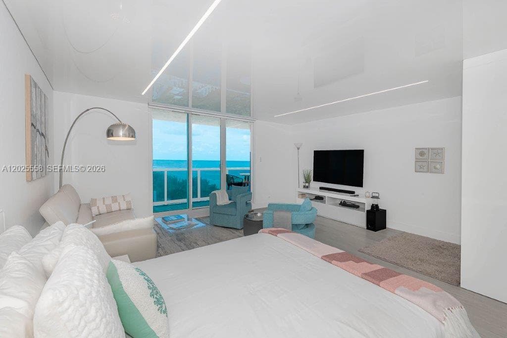 A12025558 — Miami Beach — 3