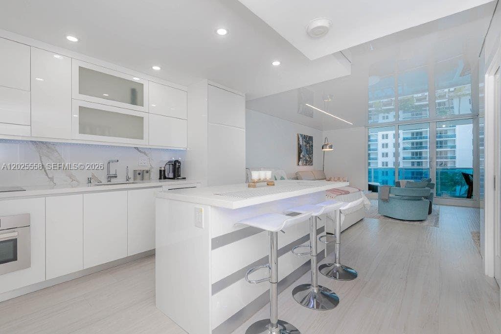 A12025558 — Miami Beach