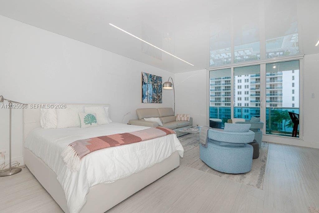 A12025558 — Miami Beach — 5