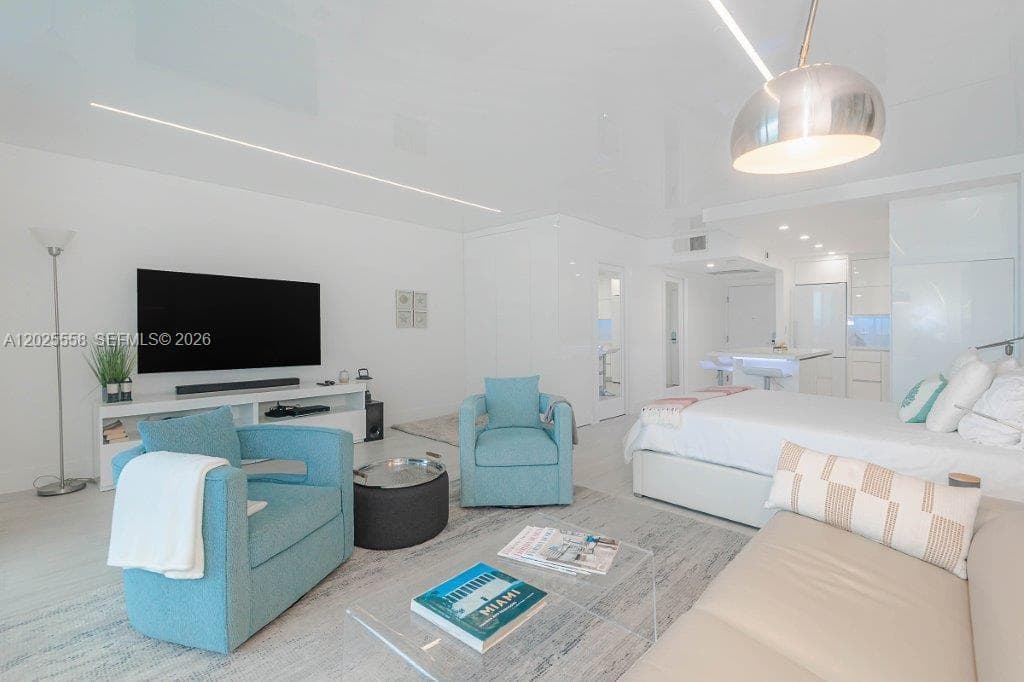 A12025558 — Miami Beach — 9