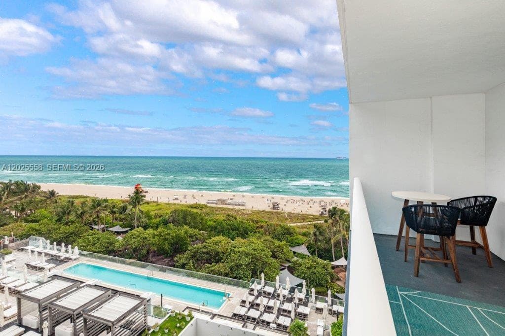 A12025558 — Miami Beach — 24