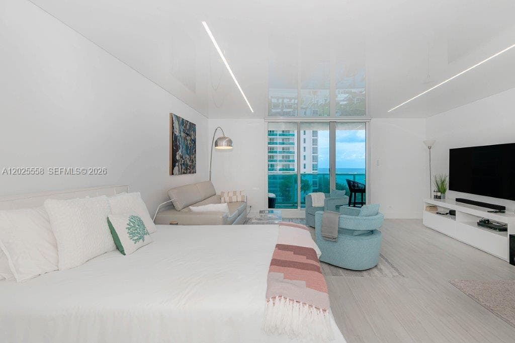 A12025558 — Miami Beach — 4