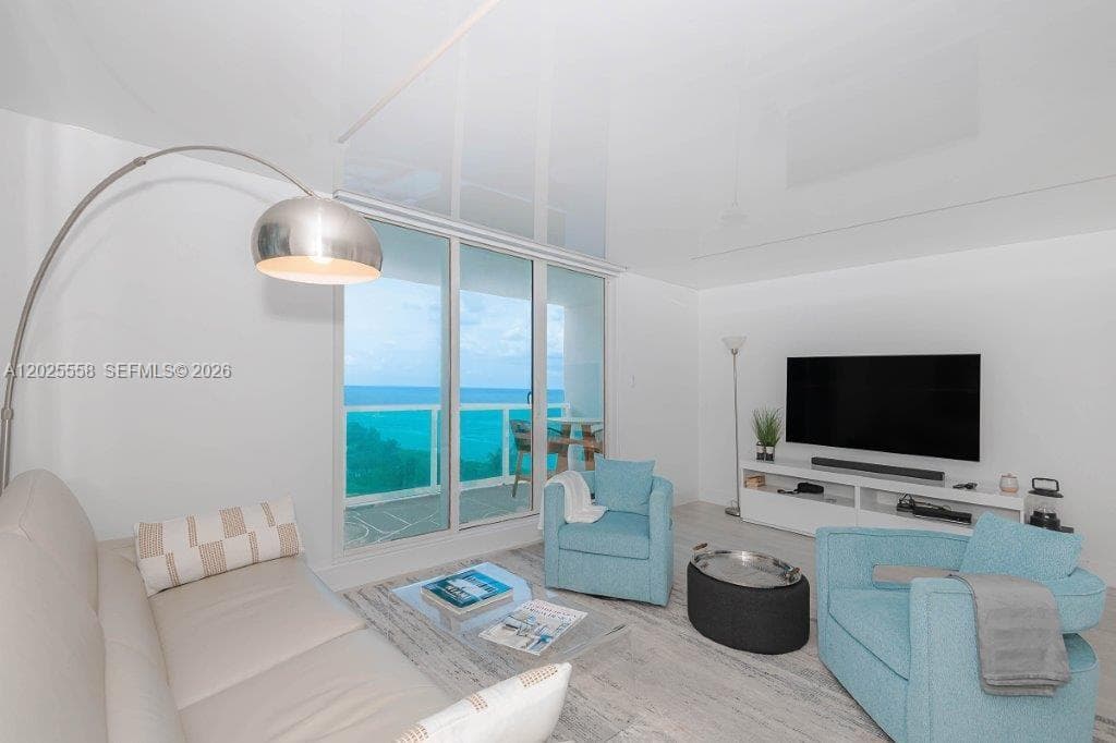 A12025558 — Miami Beach — 8