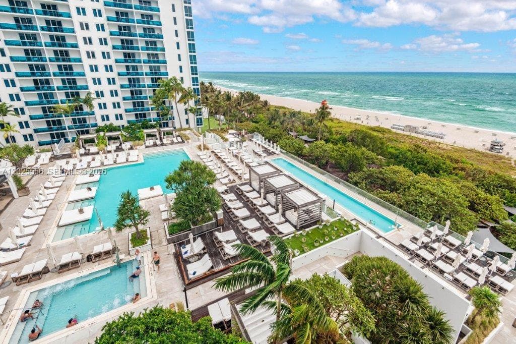 A12025558 — Miami Beach — 25