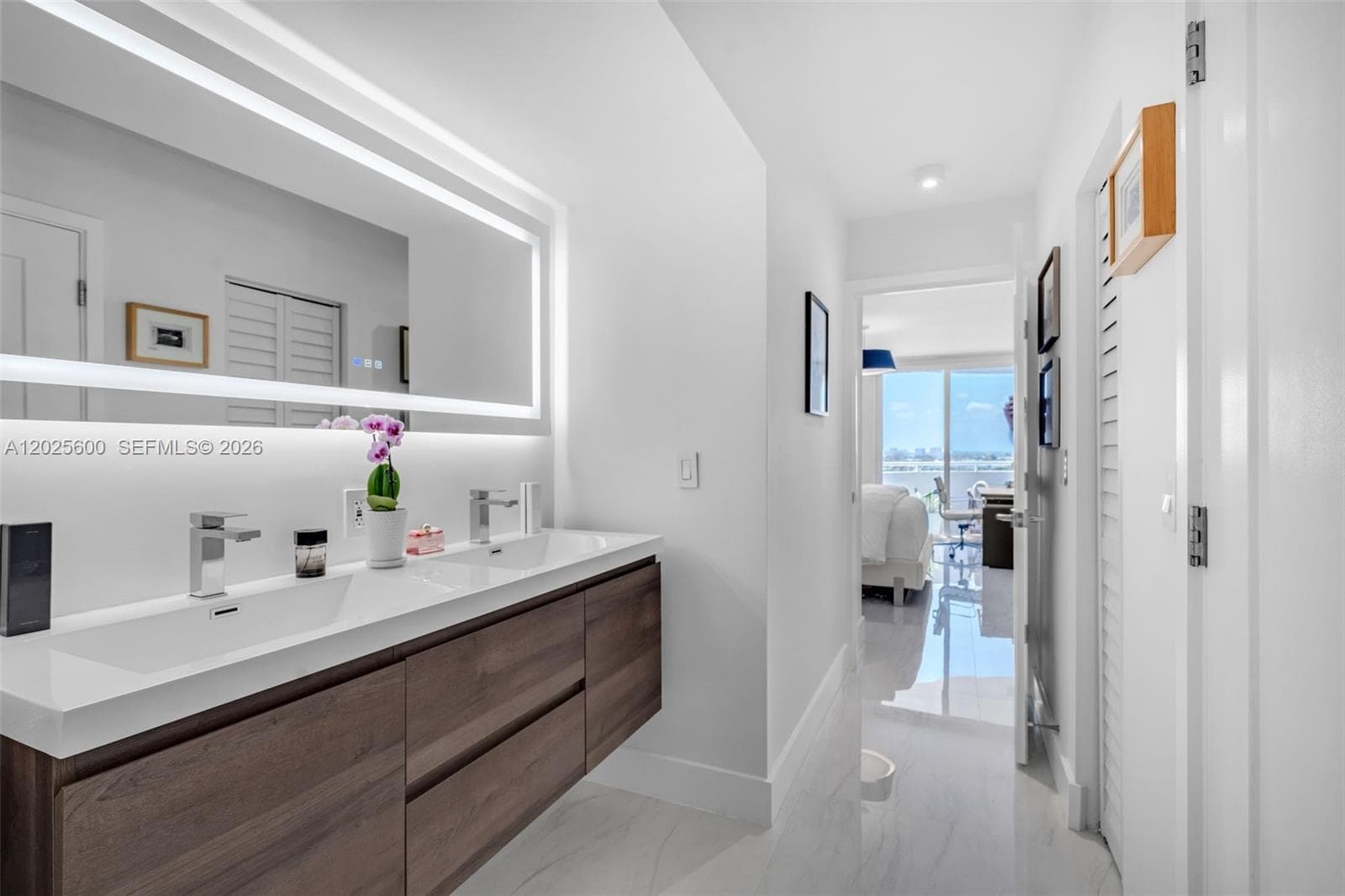 A12025600 — Miami Beach — 16