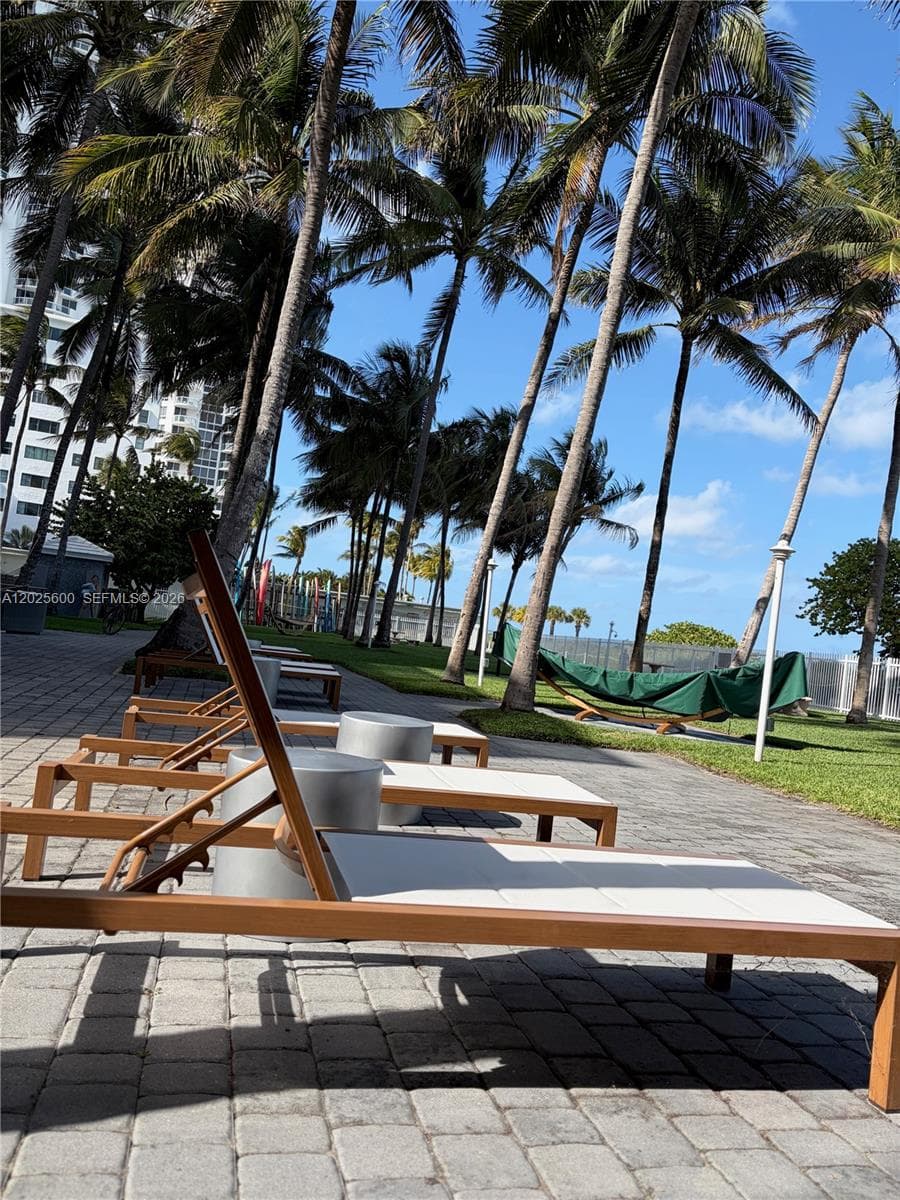 A12025600 — Miami Beach — 37