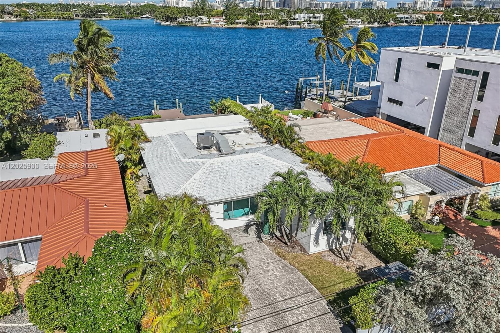 A12025900 — Miami Beach — 77