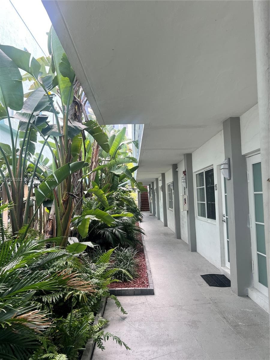 A12026383 — Miami Beach — 17