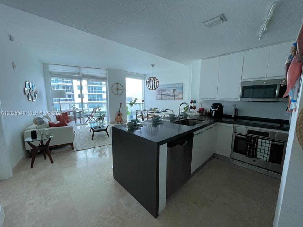 A12026540 — Miami Beach — 9
