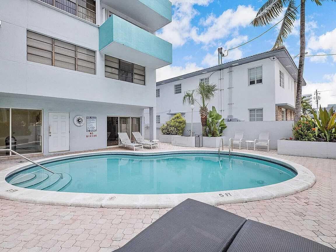 B26033857 — Miami Beach — 21