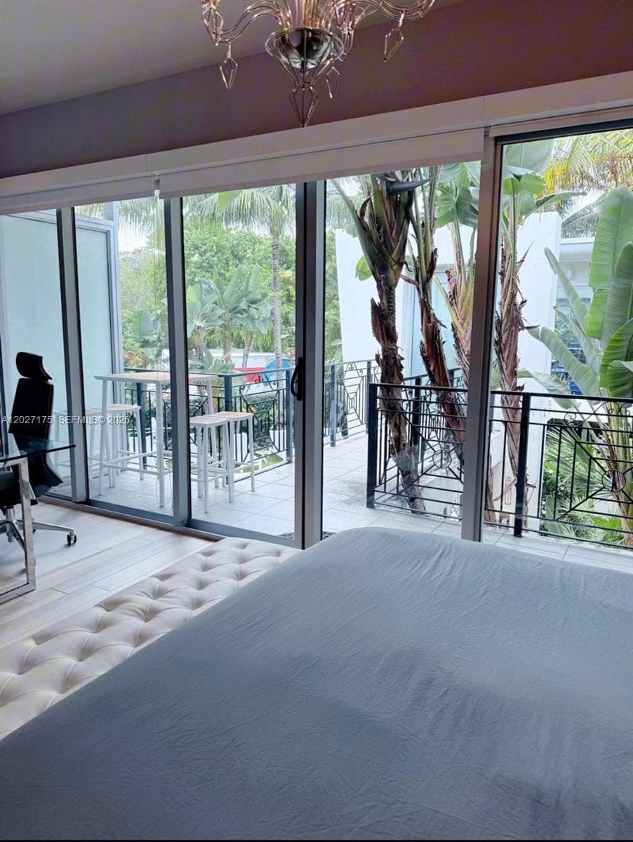 A12027175 — Miami Beach — 18