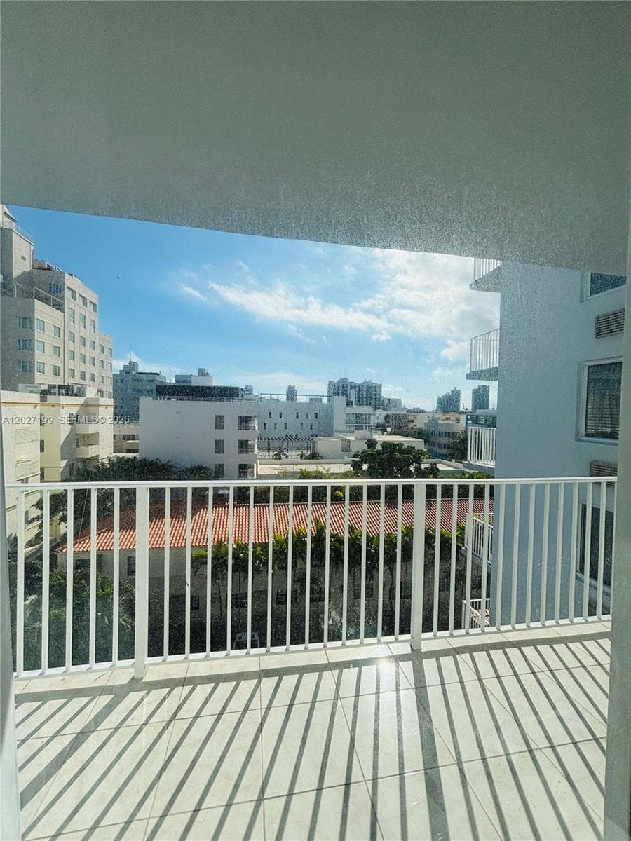 A12027199 — Miami Beach — 17