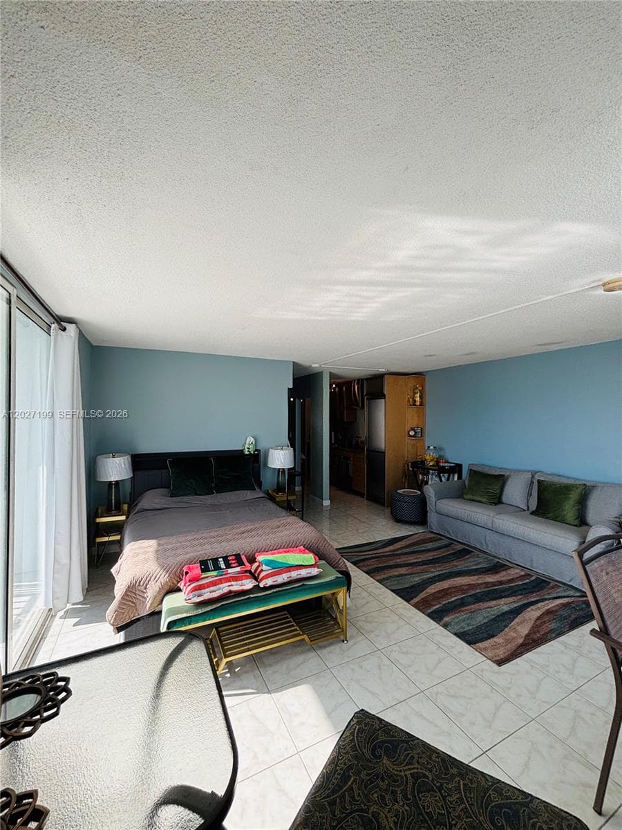 A12027199 — Miami Beach — 9