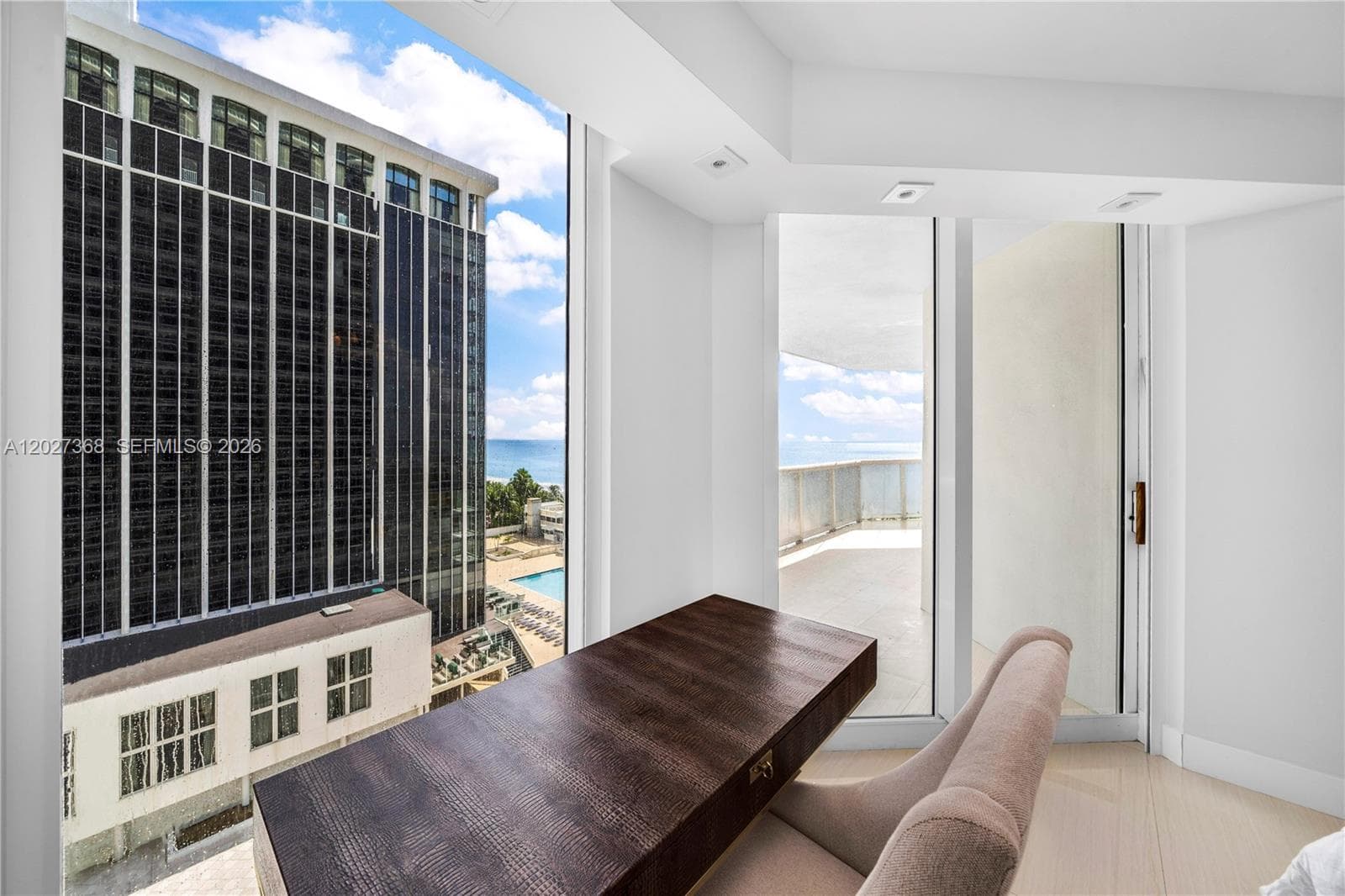 A12027368 — Miami Beach — 15