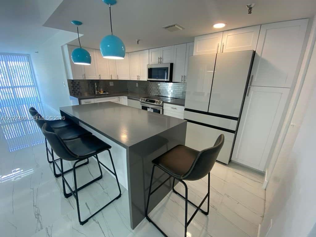 A12027490 — Miami Beach — 9