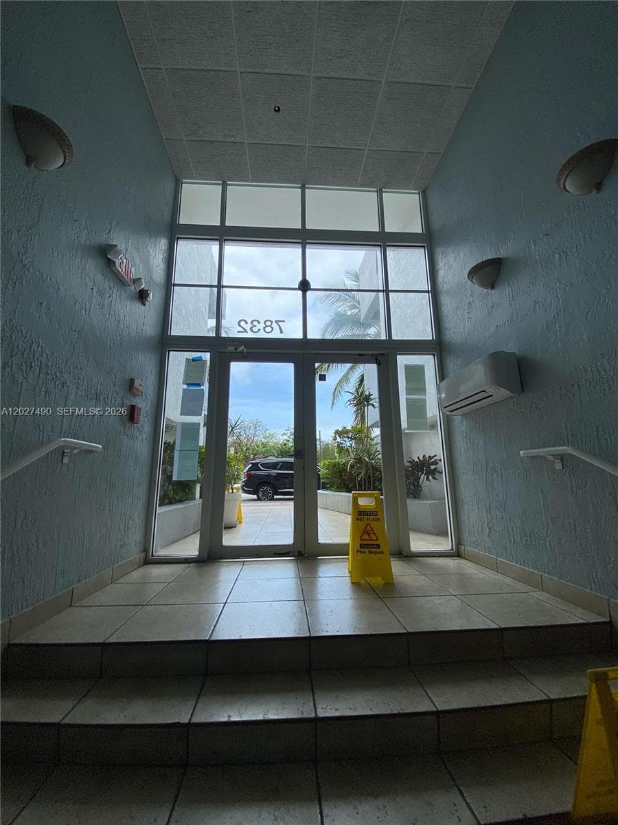 A12027490 — Miami Beach — 29
