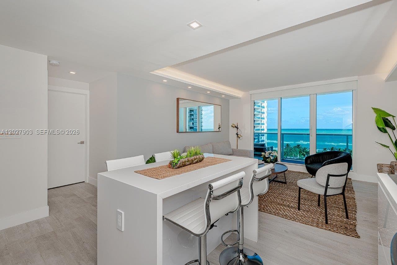 A12027903 — Miami Beach