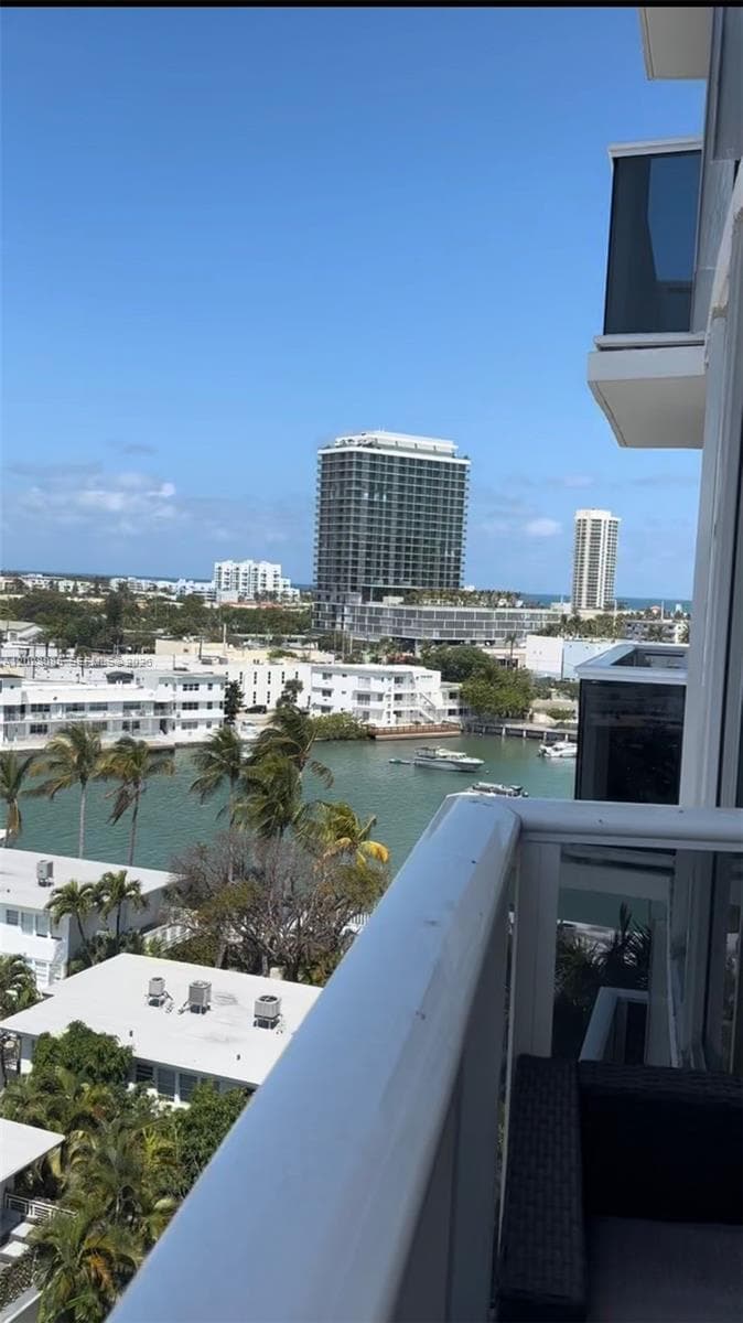 A12028085 — Miami Beach — 2