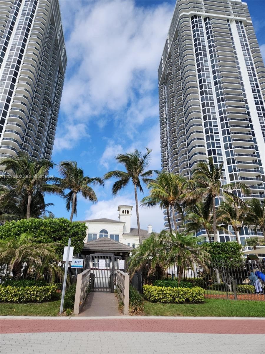 A12028102 — Miami Beach — 62