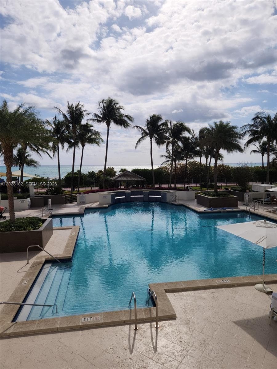 A12028102 — Miami Beach — 65