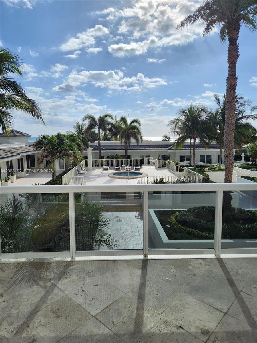 A12028102 — Miami Beach — 40