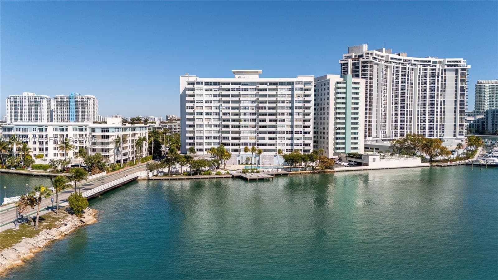 A12028109 — Miami Beach — 47