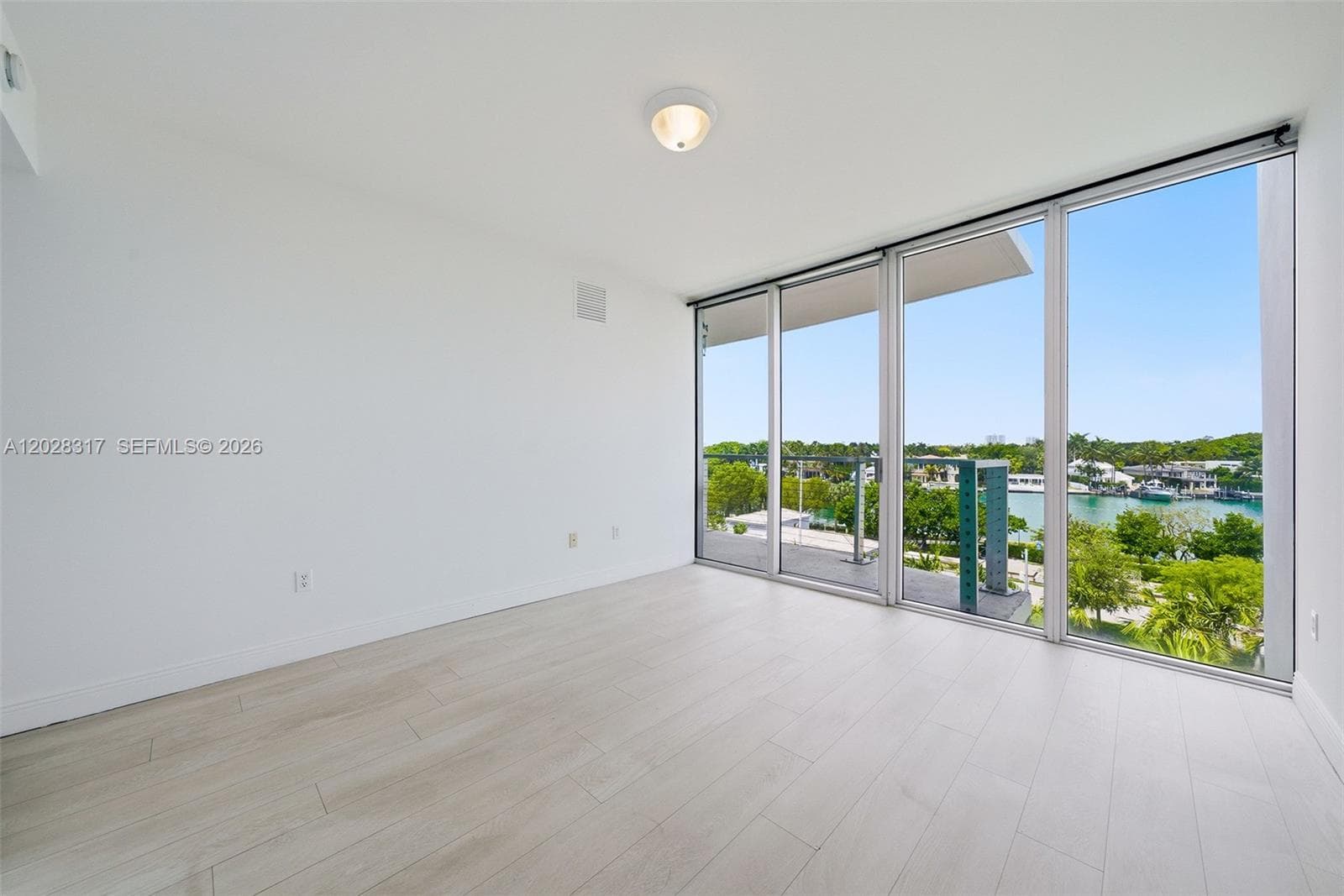 A12028317 — Miami Beach — 16