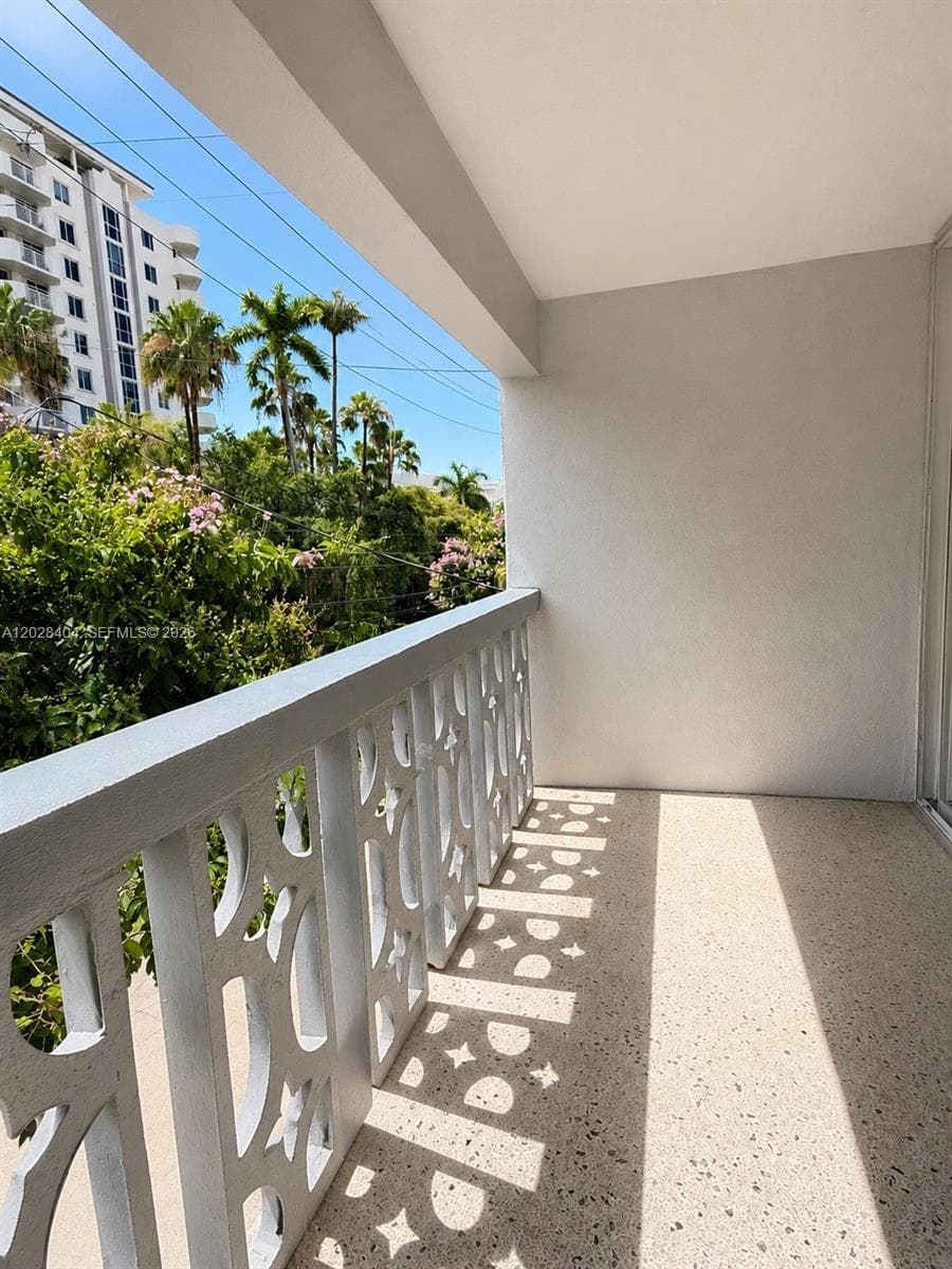 A12028404 — Miami Beach — 19