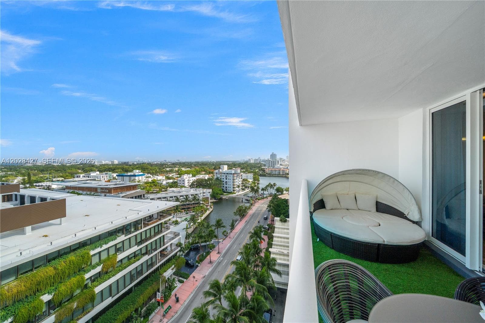 A12028427 — Miami Beach — 28