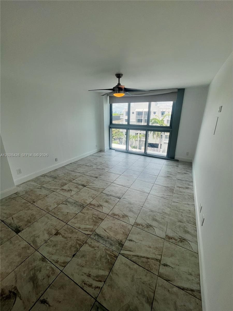 A12028428 — Miami Beach — 15