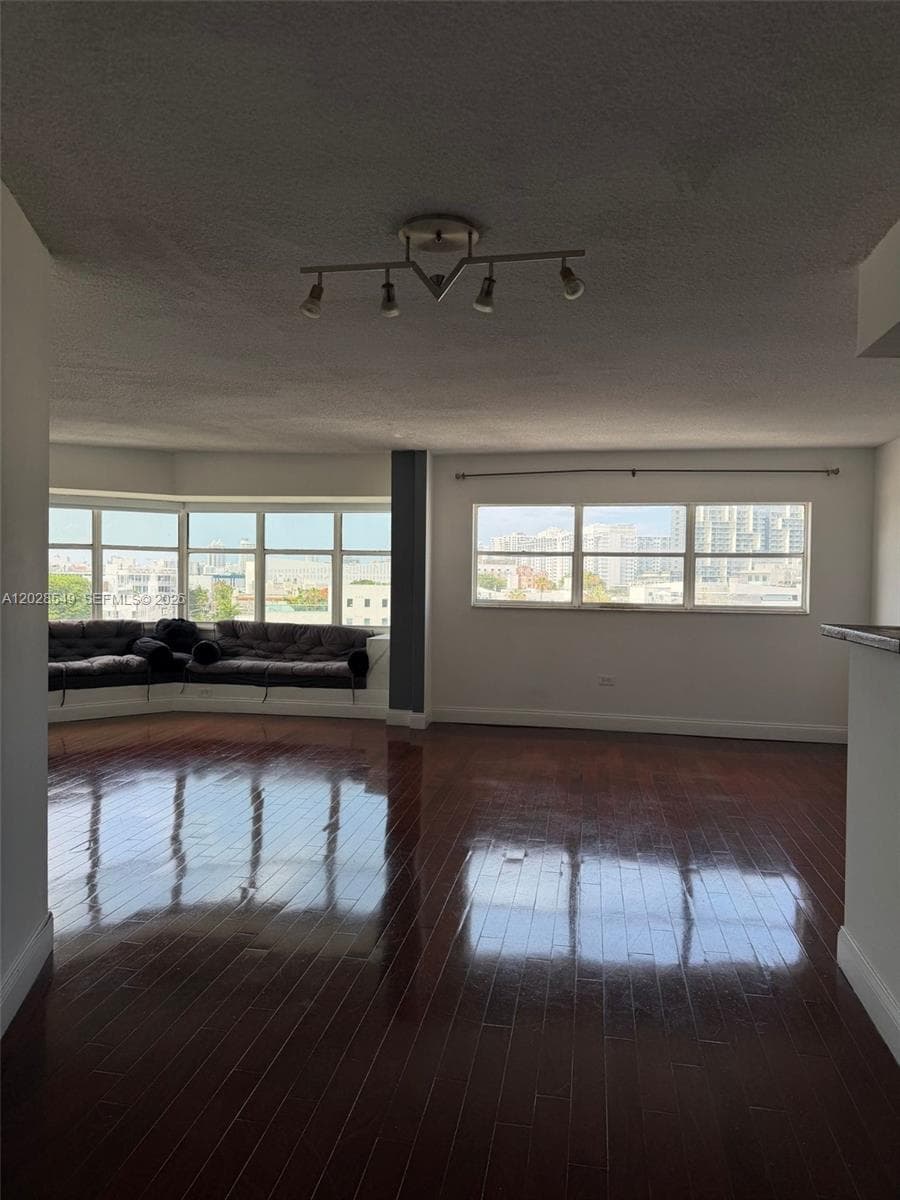 A12028549 — Miami Beach — 2