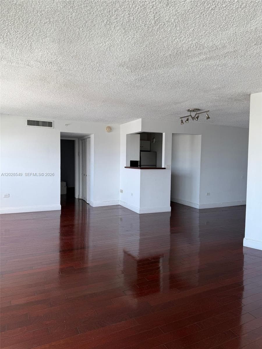 A12028549 — Miami Beach