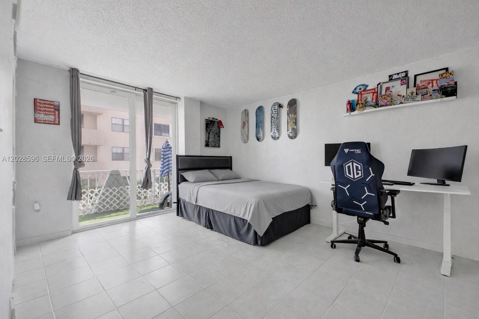A12028596 — Miami Beach — 4